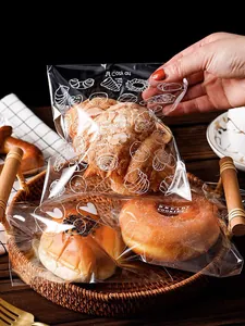 Vista detallada de la bolsa de pan autoadhesiva transparente con patrones de pastelería