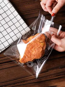 Vista macro detallada de la bolsa de pan adhesiva con patrones blancos de repostería