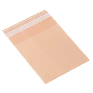 Bolsa de plástico transparente autoadhesiva para pan y alimentos sobre fondo blanco