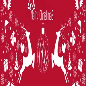 Détail de taie d'oreiller rouge de Noël avec imprimé rennes et flocons blancs