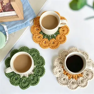 Tre sottobicchieri a fiore fatti a mano all'uncinetto con tazze da caffè