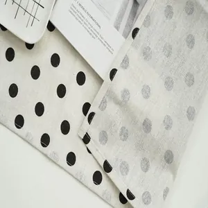 Tovaglietta e tovagliolo in lino minimalista a pois per decoro tavola