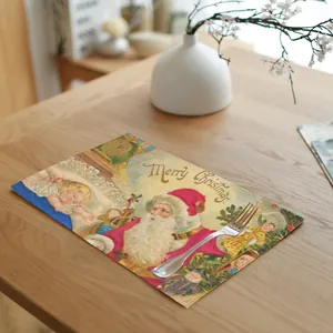 Tovaglietta natalizia vintage in lino con Babbo Natale su tavolo da pranzo in legno