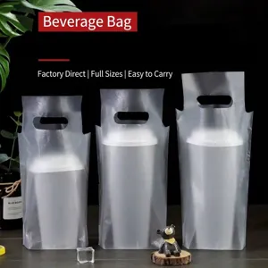 Drei Größen mattierte, halbtransparente Plastiktragetaschen für Getränkebecher