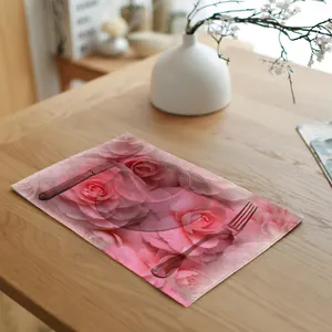 Detail van roze bloemenprint op een duurzame linnen placemat voor modern dineren