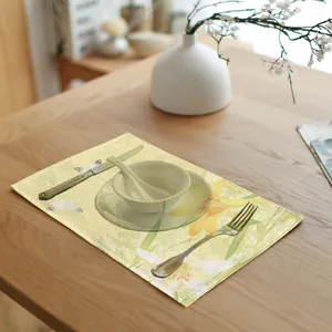 Linnen placemat met gele bloemenpatronen op houten tafel close-up