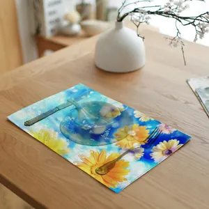 Bloemen placemat van linnen met gele madeliefjes en blauwe achtergrond op tafel.