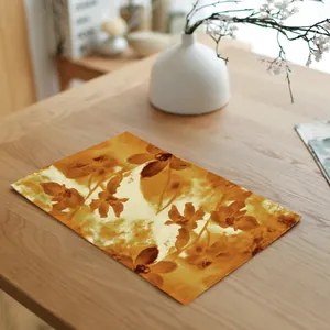 Linnen placemat met geel chrysantenpatroon op een houten eettafel in een woonkamer