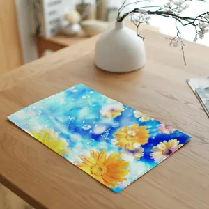 Detail van een linnen placemat met levendige gele madeliefjes en bloemenprint