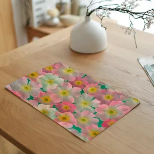 Linnen placemat met kleurrijke bloemenpatronen op een houten tafel