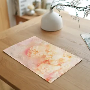 Gedetailleerd overzicht van bloemen linnen placemat met gele anjers op een houten tafel.