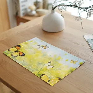 Detailopname van linnen placemat met levendige gele vlinder en bloemenpatroon