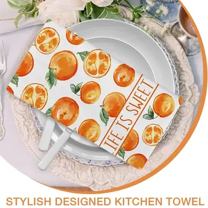 Nahaufnahme des Mikrofasertuchs mit Aquarell-Orangen-Druck und Life is Sweet Schriftzug