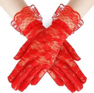 Gants élégants en dentelle florale rouge avec bordure à volants pour mariage.