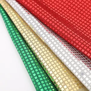 Dettaglio runner da tavola a griglia specchio disco con paillettes rosse oro e argento