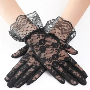 Gants élégants en dentelle florale noire pour mariée et soirées habillées formelles.