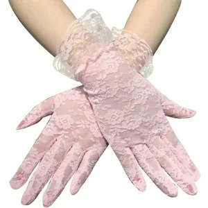 Gants élégants en dentelle rose à doigts complets avec poignets à volants pour fête.