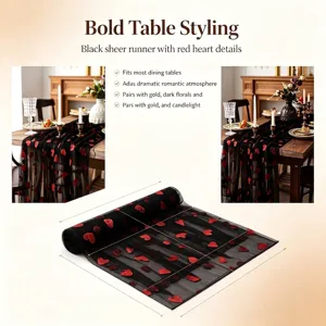 Chemin de table noir transparent avec coeurs rouges pour déco de Saint-Valentin romantique.