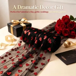 Gros plan sur un tissu en tulle noir avec motif de cœurs rouges scintillants pour décoration