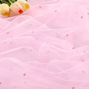 Nahaufnahme von elegantem rosa Perlen-Tüll für die Dekoration von Hochzeitstafeln.