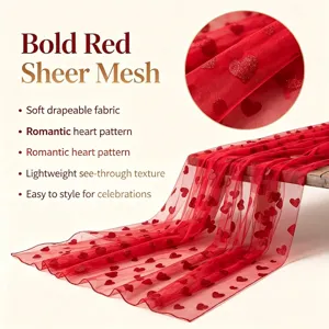 Élégant chemin de table en maille rouge avec motif de cœur romantique pour fêtes