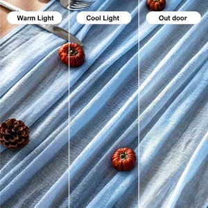Hellblauer, faltiger Gazetischläufer, dargestellt unter verschiedenen Lichtverhältnissen