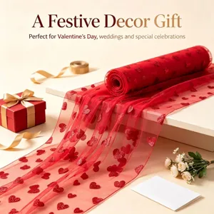 Chemin de table en tulle rouge à cœurs pour décoration de table mariage St Valentin