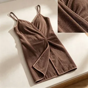 Detalle del vestido de toalla de baño de microfibra marrón con textura de secado rápido