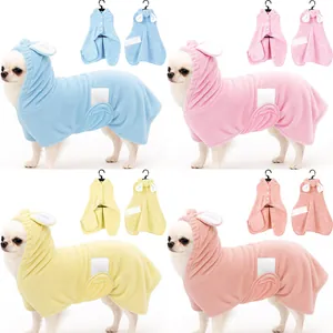 Professionelle Collage aus saugfähigen Hundebademänteln in vier sanften Farben