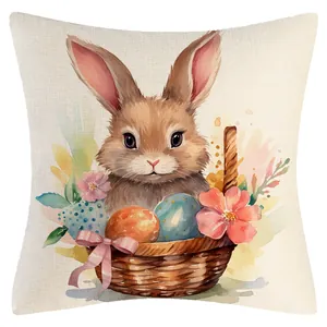 Dekorativer Aquarell Osterhasen Kissenbezug mit bunten Eiern und Frühlingsblumen Design.