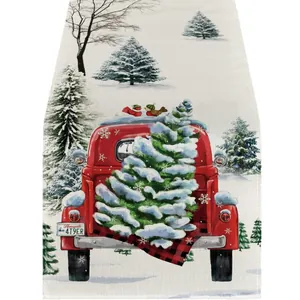 Camino de mesa navideño con camión rojo vintage que lleva un árbol de Navidad nevado