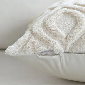 Gedetailleerde close-up van pluche kussensloop met verborgen rits en textuur stof