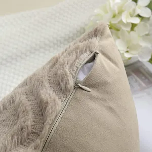 Pluche kussenhoes in Scandinavische stijl met een verborgen ritssluiting-detail