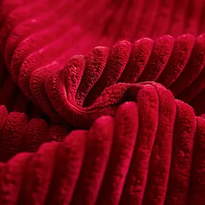 Gedetailleerde macro-opname van de zachte donkerrode corduroy textuur voor een kussenhoes.