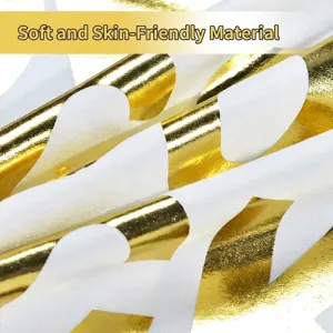 Détail d'une taie d'oreiller de Noël douce avec dorure à l'or fin sur tissu blanc
