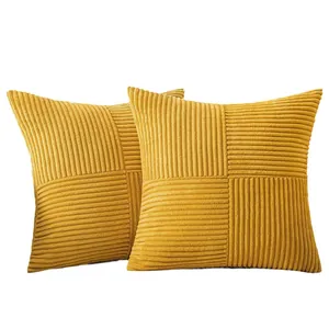 Federe per cuscini in velluto a coste giallo senape con motivo patchwork.