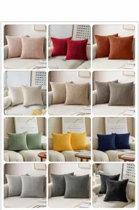 Détail montrant douze variantes de couleurs de housses de coussin en velours côtelé.