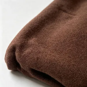 Primer plano de la textura del tejido de punto de microfibra marrón oscuro