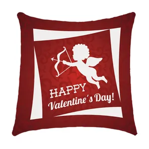 Gedetailleerde weergave van rode Valentijnsdag kussenhoes met Cupido ontwerp