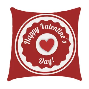 Detail van het hartontwerp en de tekst op de rode kussensloop voor Valentijnsdag