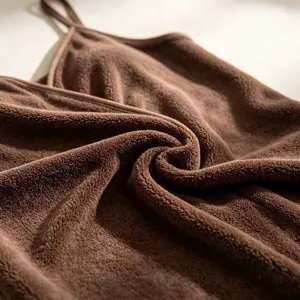 Vestido de toalla de baño de microfibra marrón con tirantes, primer plano de textura