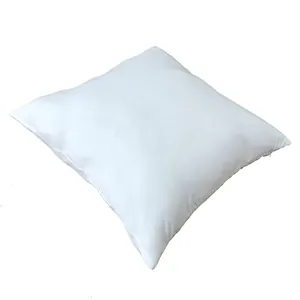Effen witte vierkante decoratieve kussensloop voor bank of bed in detailweergave