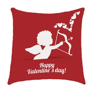 Detailopname van rode kussenhoes voor Valentijnsdag met Cupido- en hartprintje