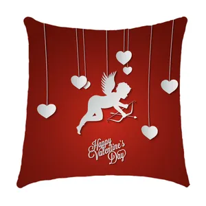 Detail van rode Valentijnsdag kussensloop met Cupido en hartjes papier-gesneden design