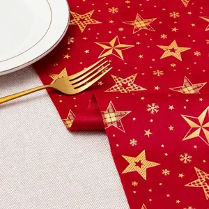 Eleganter roter Weihnachtstischläufer mit goldgeprägten Stern- und Schneeflocken