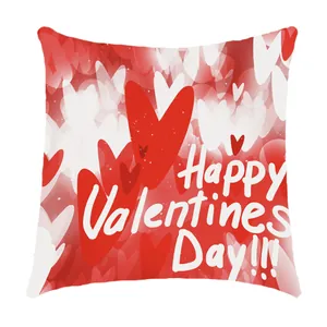 Detailopname van rood hartpatroon en Happy Valentines Day-tekst op de zachte stoffen kussenhoes