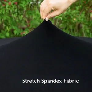 Elastische schwarze Spandex-Tischdecke wird gedehnt, um Flexibilität zu zeigen.