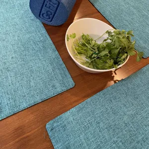 Détail de sets de table texturés bleu canard résistants à la chaleur sur une table