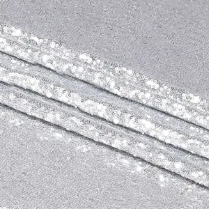 Nahaufnahme einer funkelnden silbernen Pailletten-Tischdecke für elegante Partys