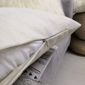 Λεπτομέρεια από το κρυφό φερμουάρ και την υφή λινού σε μπεζ κάλυμμα μαξιλαριού